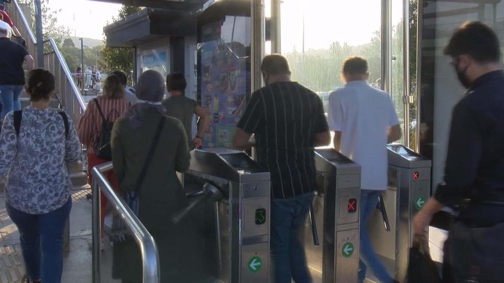 Son dakika... Altunizade Metrobüs Durağında yoğunluk; seferlerin arttırılmasını istediler