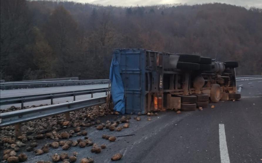 Kamyon devrildi, 20 ton pancar yola saçıldı