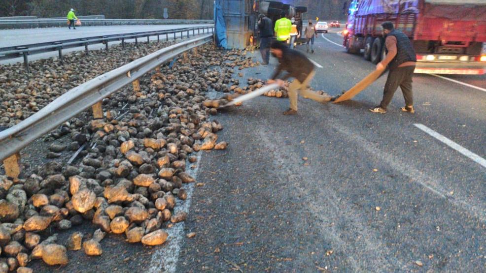 Kamyon devrildi, 20 ton pancar yola saçıldı