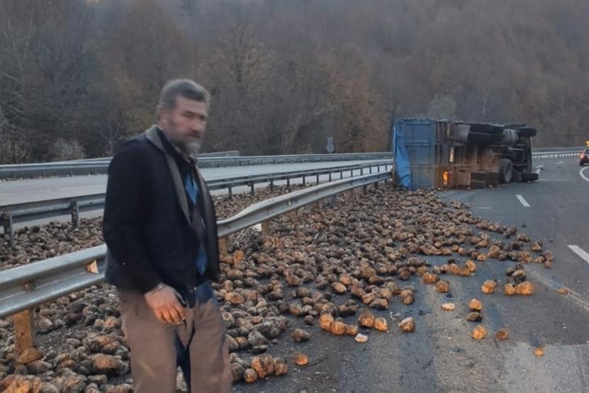 Kamyon devrildi, 20 ton pancar yola saçıldı
