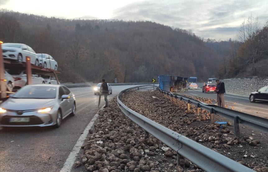 Kamyon devrildi, 20 ton pancar yola saçıldı