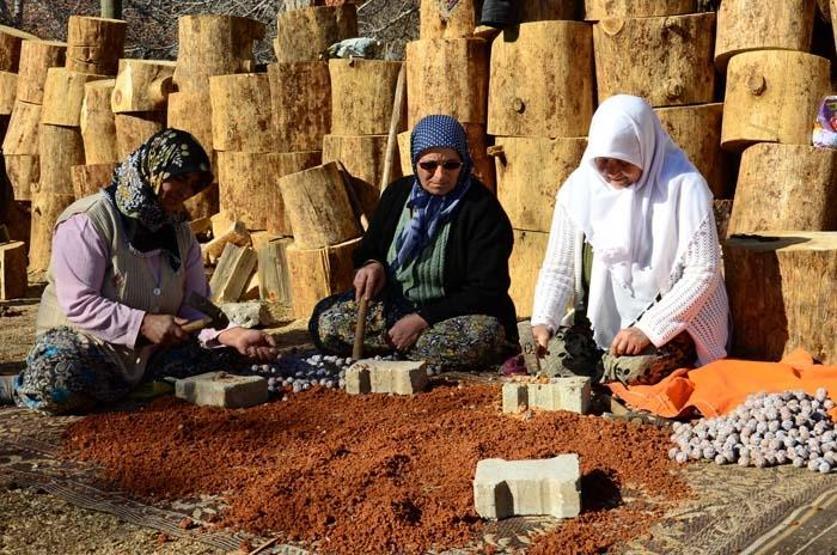 Doğal şifa kaynağı Toroslardan toplanıyor sadece pekmez olarak tüketiliyor
