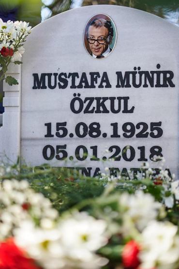 Münir Özkul ölümünün üçüncü yıldönümünde sevenleri tarafından anıldı