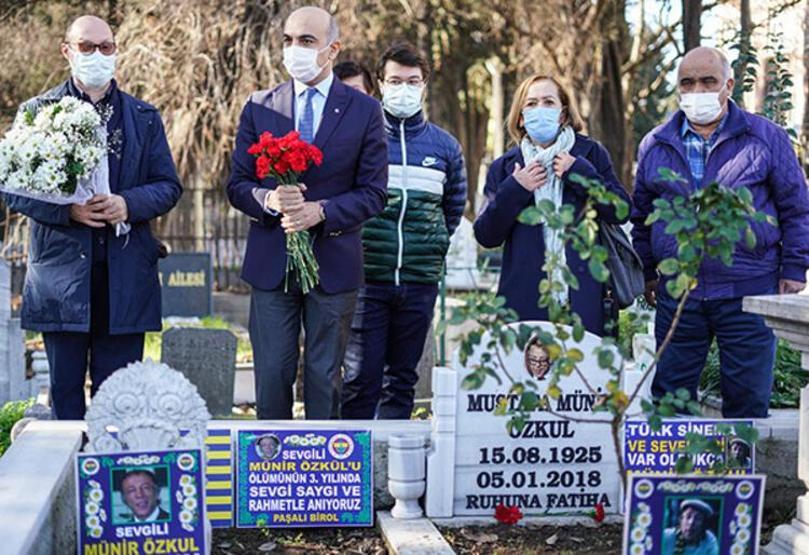 Münir Özkul ölümünün üçüncü yıldönümünde sevenleri tarafından anıldı