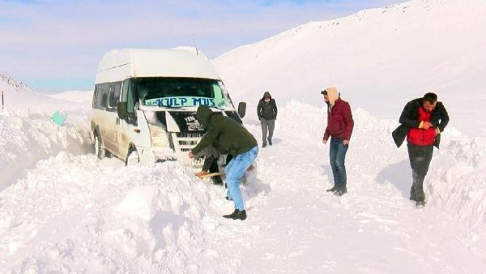 Karda mahsur kalan 60 kişi 4 saatte kurtarıldı