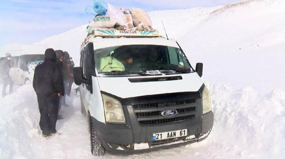 Karda mahsur kalan 60 kişi 4 saatte kurtarıldı