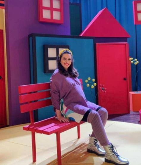 Ezo Sunal karnı burnunda pozunu takipçileriyle paylaştı