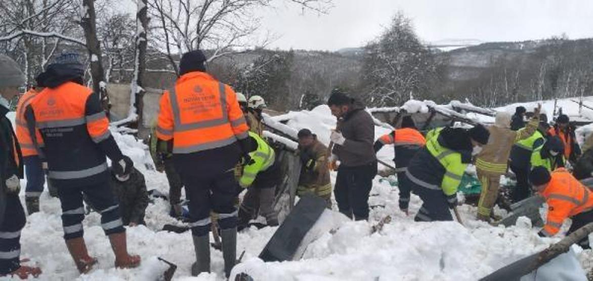 Şilede ahır çöktü: Hayvanlar enkaz altında kaldı