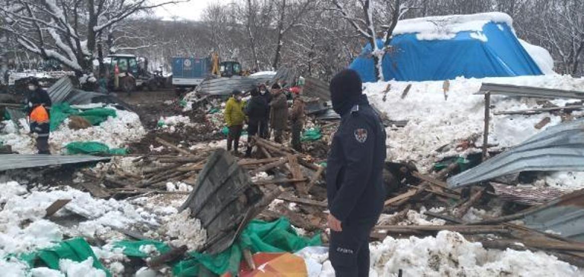 Şilede ahır çöktü: Hayvanlar enkaz altında kaldı