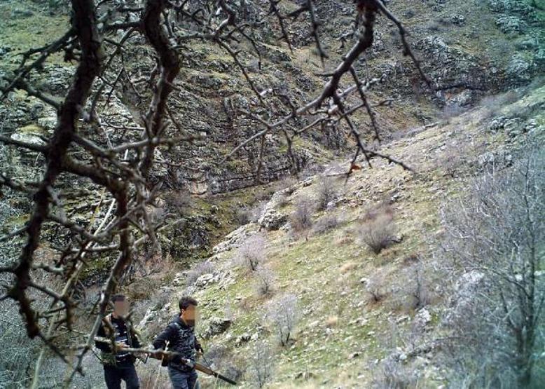 Yaban keçilerinin peşine düşen avcılar fotokapana yakalandı