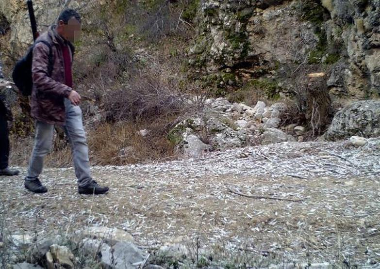 Yaban keçilerinin peşine düşen avcılar fotokapana yakalandı