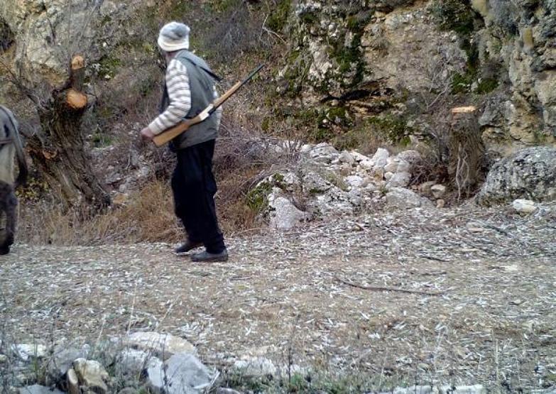 Yaban keçilerinin peşine düşen avcılar fotokapana yakalandı