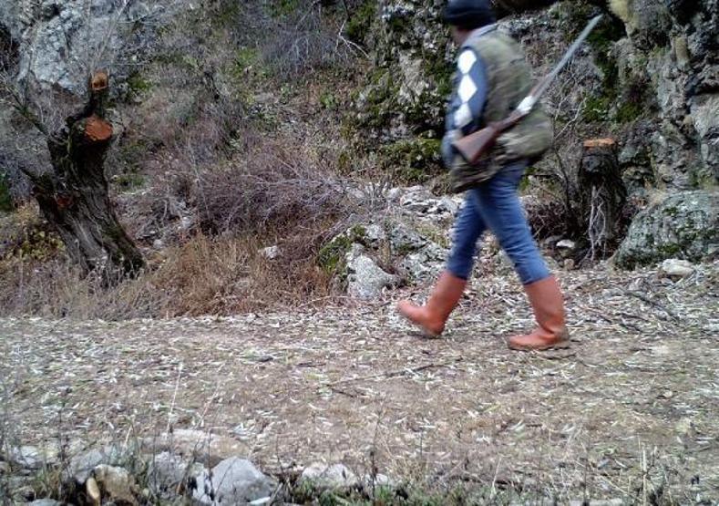 Yaban keçilerinin peşine düşen avcılar fotokapana yakalandı