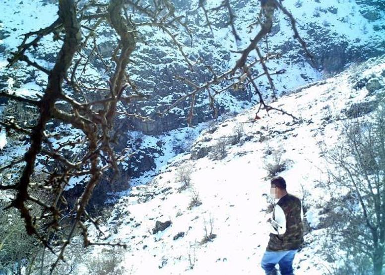 Yaban keçilerinin peşine düşen avcılar fotokapana yakalandı
