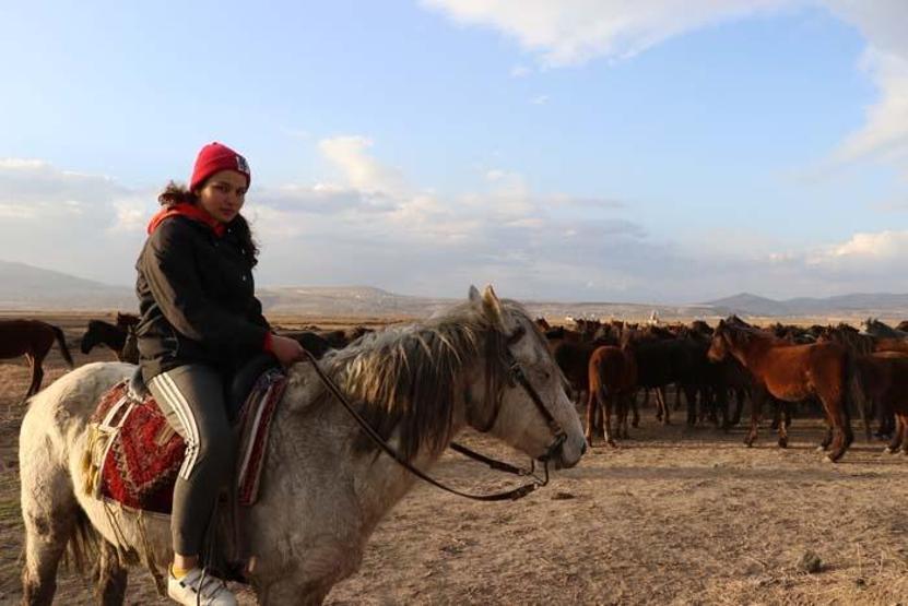 Fotoğraf tutkunlarının yeni gözdesi; Yılkı atlarıyla ünlü Hürmetçi Sazlığı