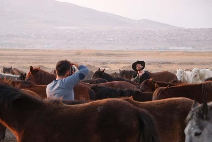 Fotoğraf tutkunlarının yeni gözdesi; Yılkı atlarıyla ünlü Hürmetçi Sazlığı