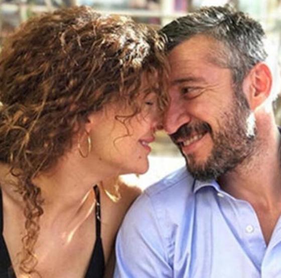 Gamze Topuzdan ilginç aşk pozu Hayranlarını ikiye böldü