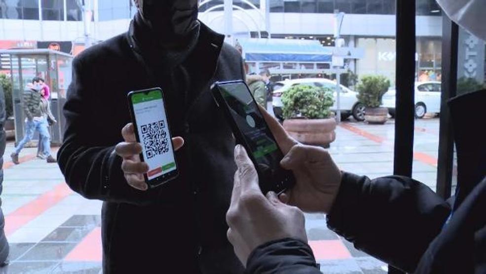 Koronavirüs testi pozitif çıkanlar sokaklarda bu yöntemle dolaşıyor