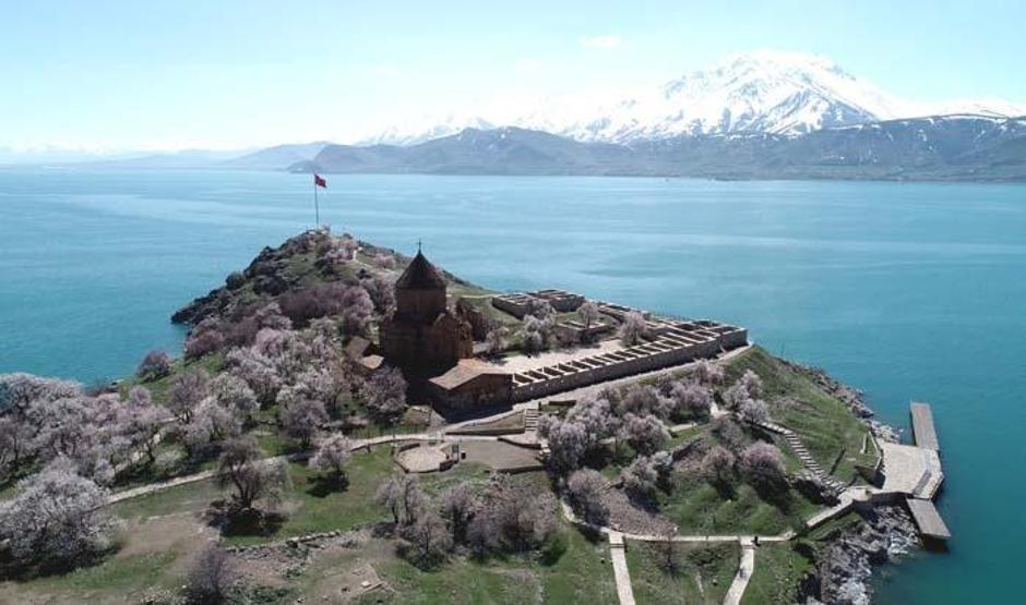 Akdamar Adasında ilkbahar güzelliği Ziyaretçi akınına uğruyor