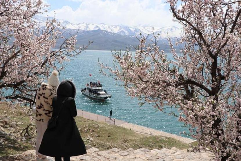 Akdamar Adasında ilkbahar güzelliği Ziyaretçi akınına uğruyor