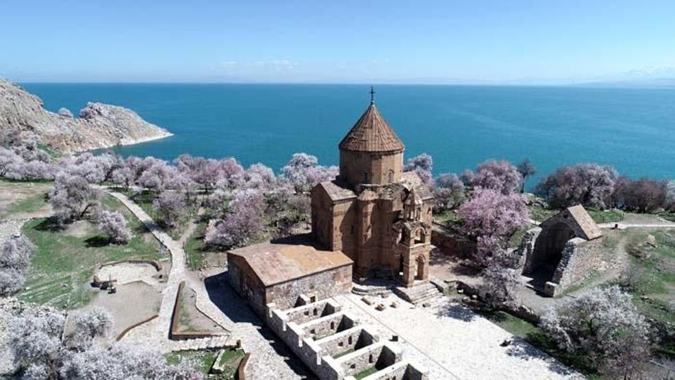Akdamar Adasında ilkbahar güzelliği Ziyaretçi akınına uğruyor