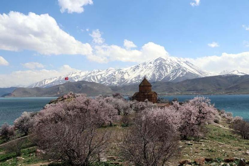 Akdamar Adasında ilkbahar güzelliği Ziyaretçi akınına uğruyor