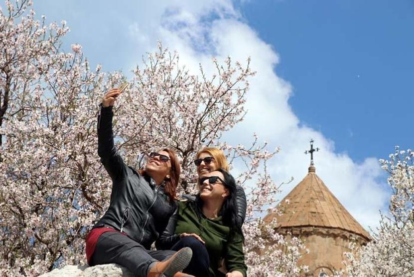 Akdamar Adasında ilkbahar güzelliği Ziyaretçi akınına uğruyor