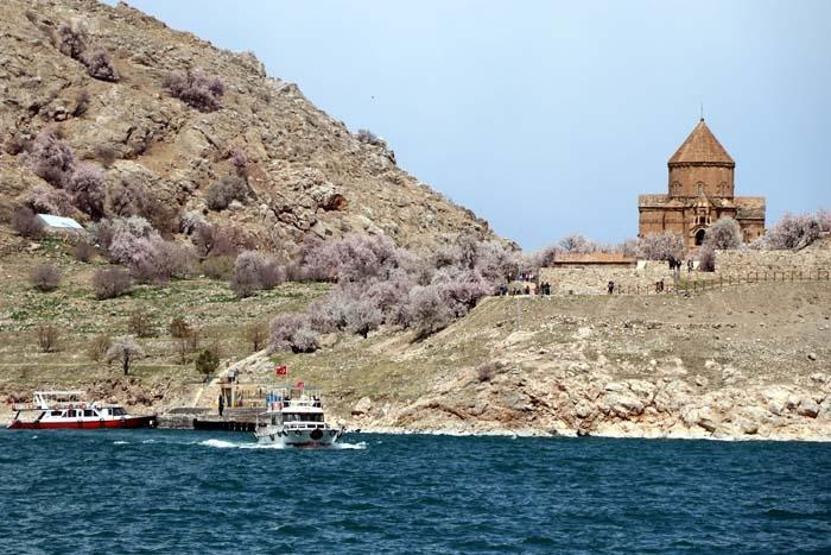 Akdamar Adasında ilkbahar güzelliği Ziyaretçi akınına uğruyor