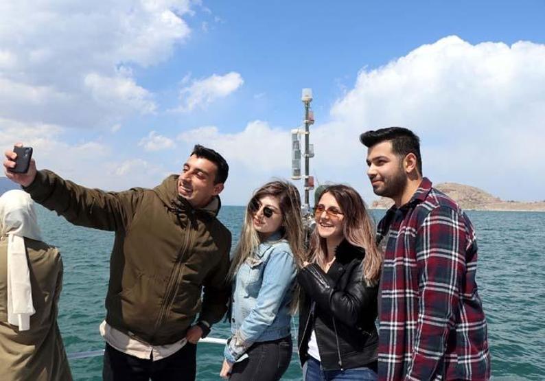 Akdamar Adasında ilkbahar güzelliği Ziyaretçi akınına uğruyor