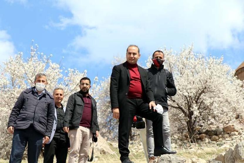 Akdamar Adasında ilkbahar güzelliği Ziyaretçi akınına uğruyor