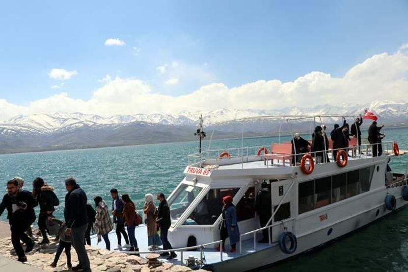 Akdamar Adasında ilkbahar güzelliği Ziyaretçi akınına uğruyor