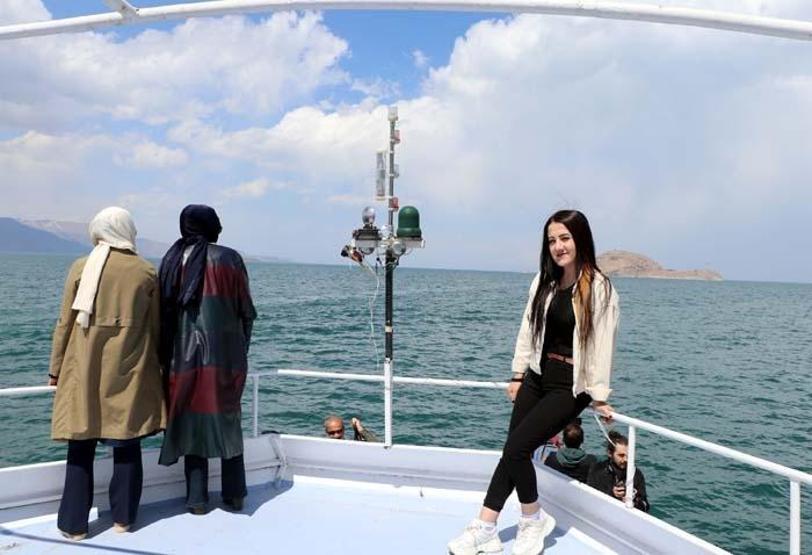 Akdamar Adasında ilkbahar güzelliği Ziyaretçi akınına uğruyor