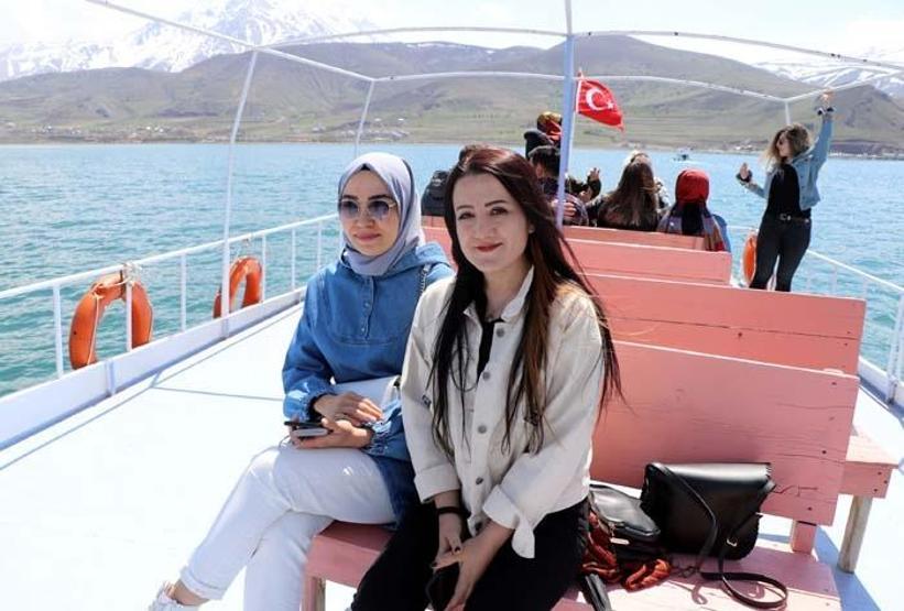 Akdamar Adasında ilkbahar güzelliği Ziyaretçi akınına uğruyor