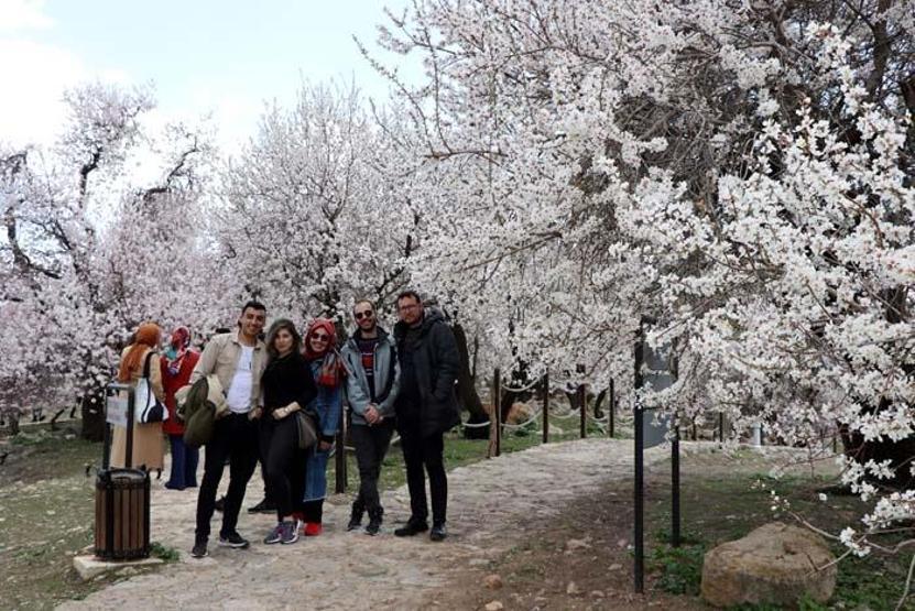 Akdamar Adasında ilkbahar güzelliği Ziyaretçi akınına uğruyor