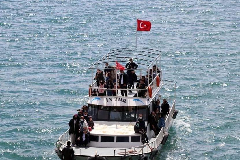 Akdamar Adasında ilkbahar güzelliği Ziyaretçi akınına uğruyor