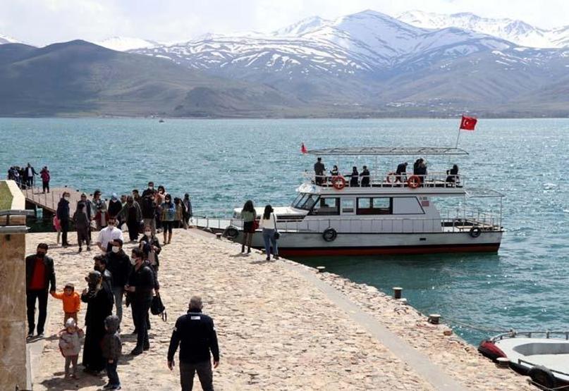 Akdamar Adasında ilkbahar güzelliği Ziyaretçi akınına uğruyor