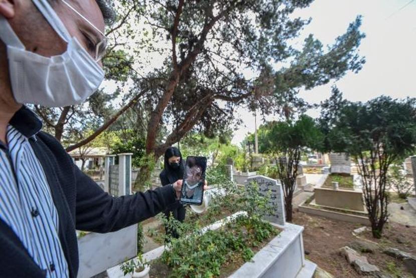 Annenin mezarına görüntülü ziyaret