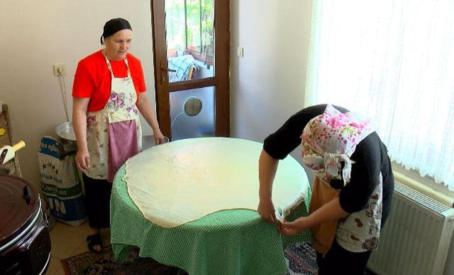 Bayram önceci Boşnak kadınlarının börek mesaisi