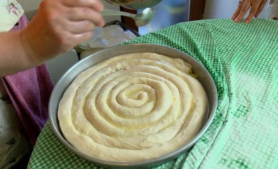 Bayram önceci Boşnak kadınlarının börek mesaisi