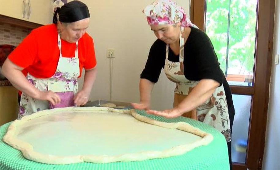 Bayram önceci Boşnak kadınlarının börek mesaisi