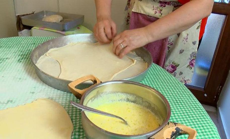 Bayram önceci Boşnak kadınlarının börek mesaisi