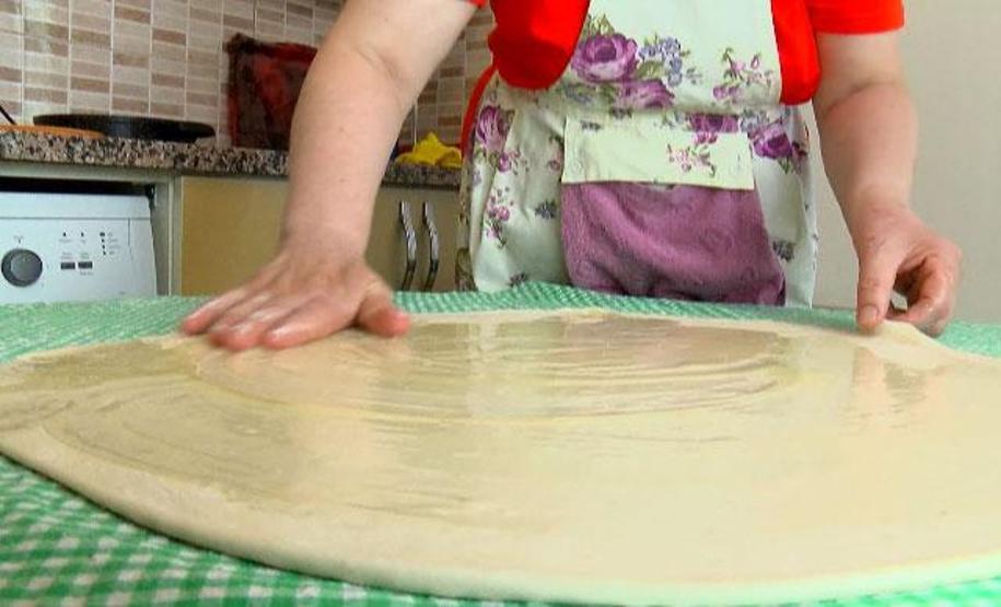Bayram önceci Boşnak kadınlarının börek mesaisi