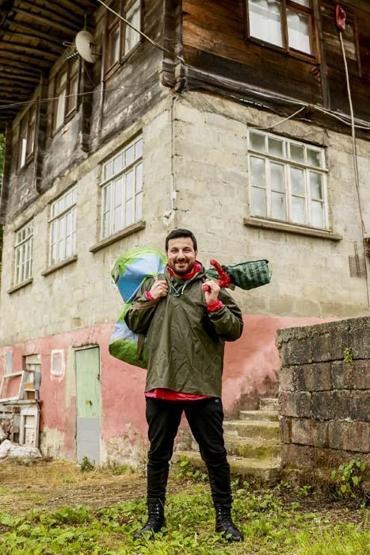 Davut Güloğlu köy hayatına döndü Çay toplayıp, stres atıyor