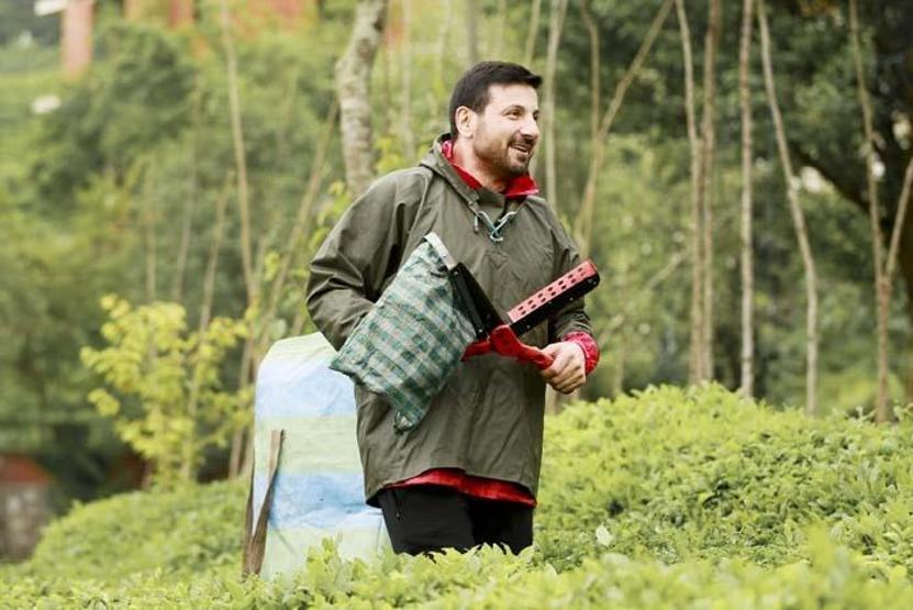 Davut Güloğlu köy hayatına döndü Çay toplayıp, stres atıyor