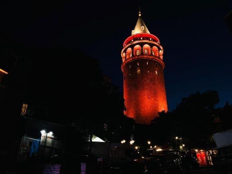 Türkiye’nin sembol yapıları kırmızı ışıkla aydınlandı