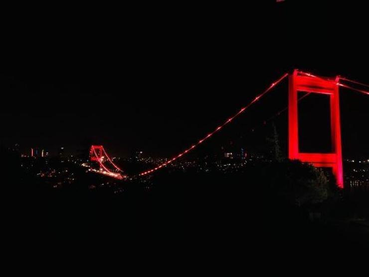 Türkiye’nin sembol yapıları kırmızı ışıkla aydınlandı