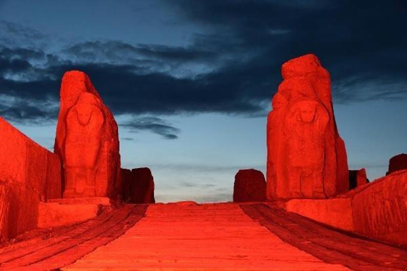 Türkiye’nin sembol yapıları kırmızı ışıkla aydınlandı