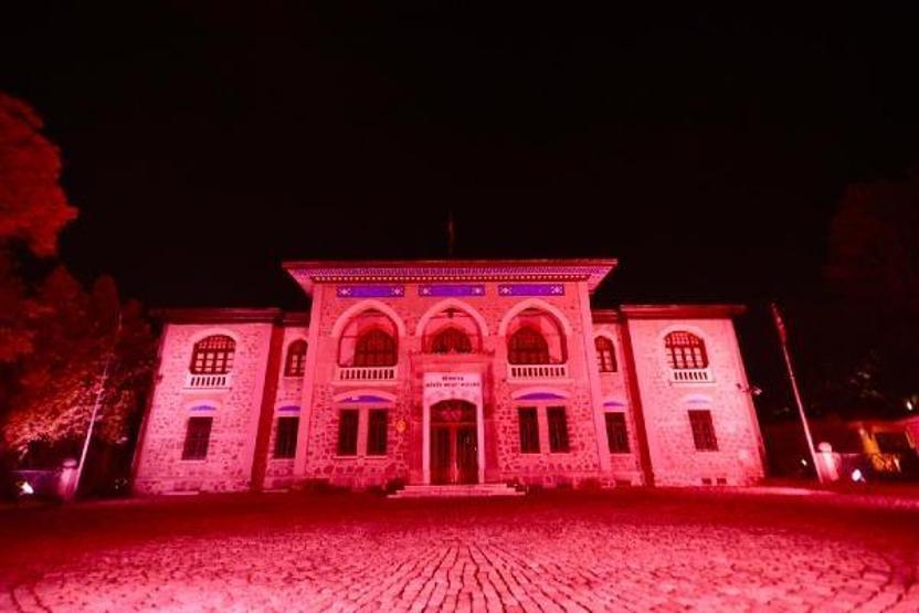 Türkiye’nin sembol yapıları kırmızı ışıkla aydınlandı