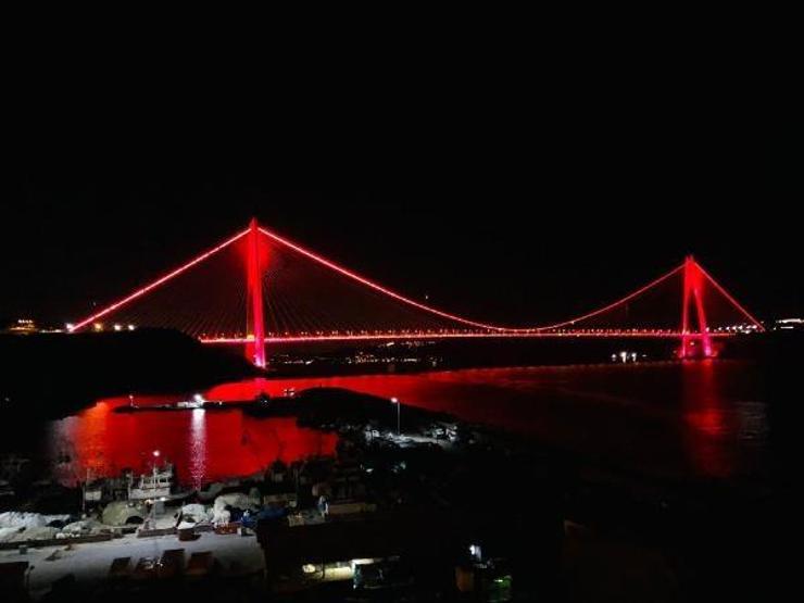 Türkiye’nin sembol yapıları kırmızı ışıkla aydınlandı