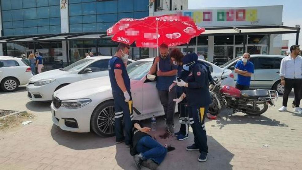 Yerde yatan yaralıları şemsiye ile güneşten korudu